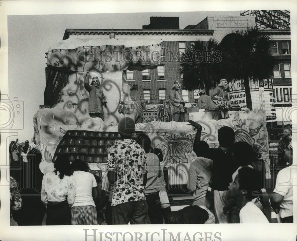 1975 Spectators Watch Krewe of Mokana Parade at Mardi Gras - Historic Images