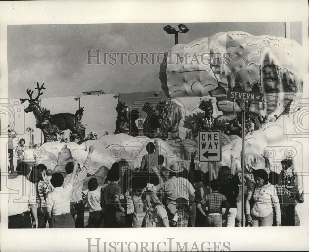 1975 Carnival Parade - Historic Images