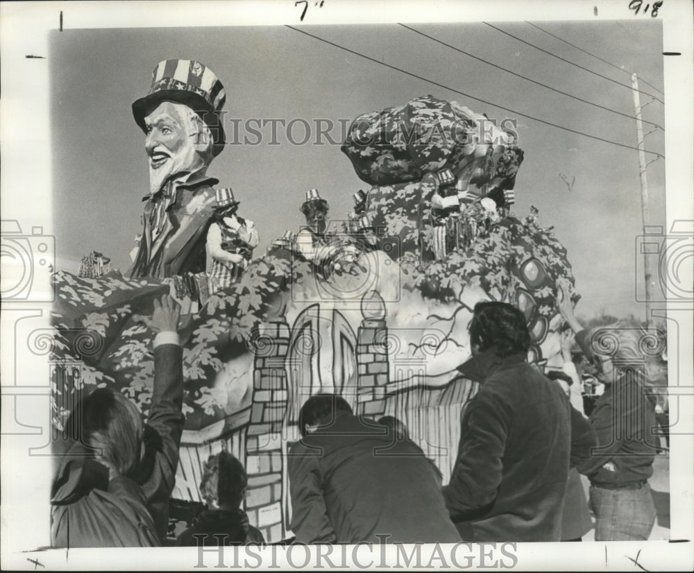 1976 Press Photo Carnival Parade- Krewe of Isis paraded through Kenner. - Historic Images