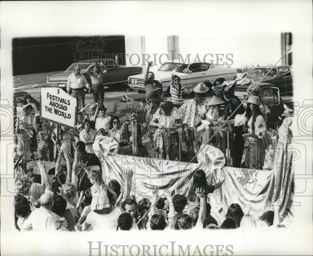 1975 Press Photo Parade at Mardi Gras, New Orleans, Festivals Around the World - Historic Images