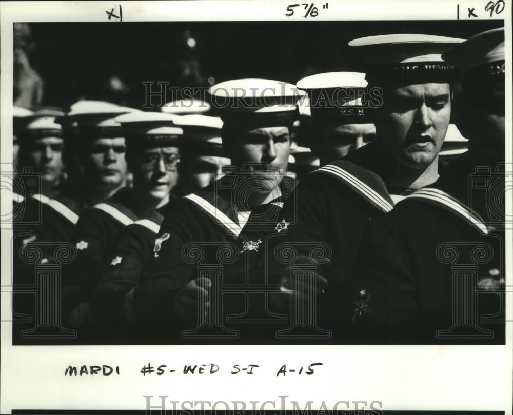 1980 Press Photo Crew Of British Navy H.M.S. Hermes March In Mardi Gras Parade - Historic Images