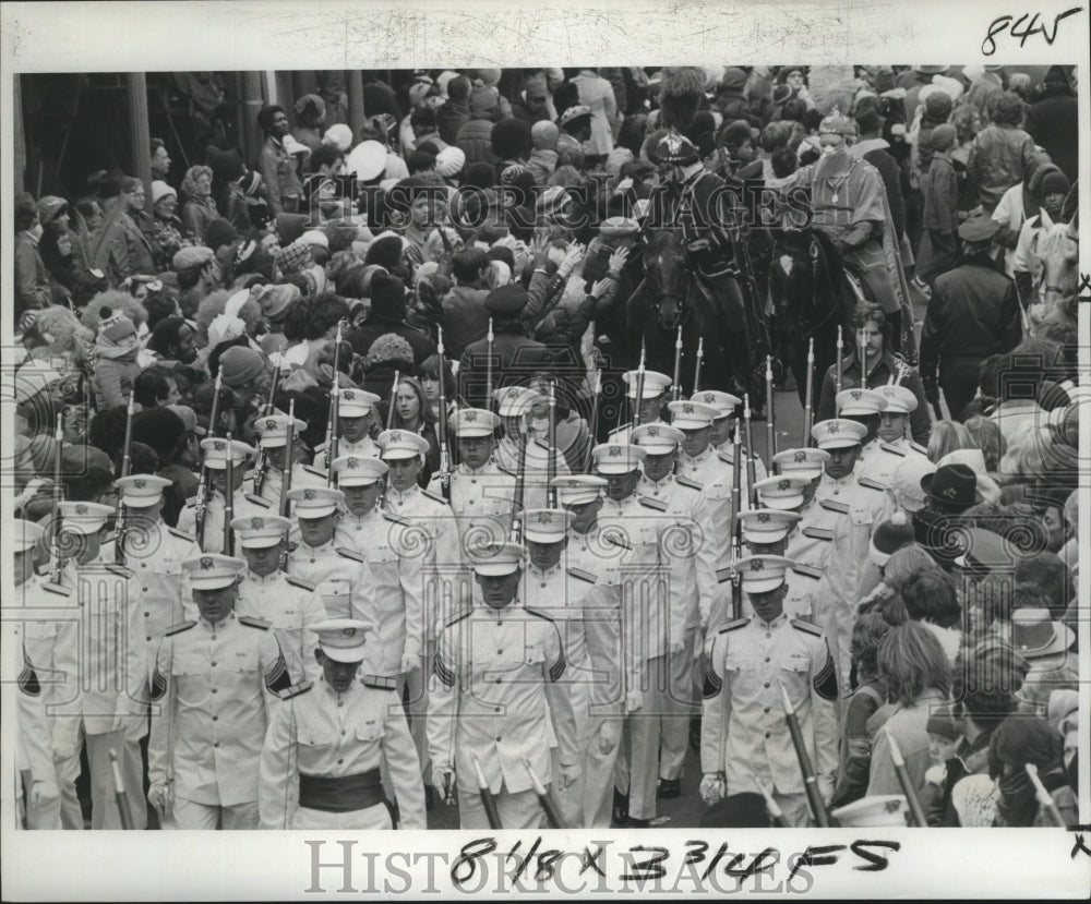 1978 Bandsmen Squeeze Through Crowd Rex Parade New Orleans Carnival - Historic Images