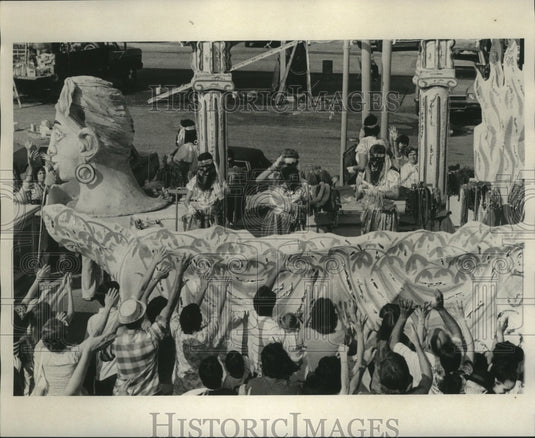 1975 Mardi Gras Isis Parade Crowd Reaches For Trinkets New Orleans - Historic Images