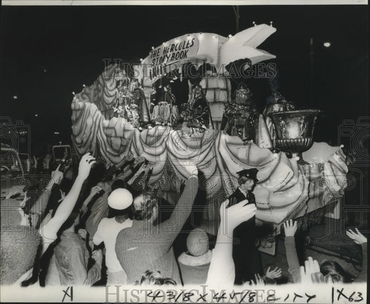 1977 Hercules Parade Float Throws Trinkets In Gentilly Mardi Gras - Historic Images