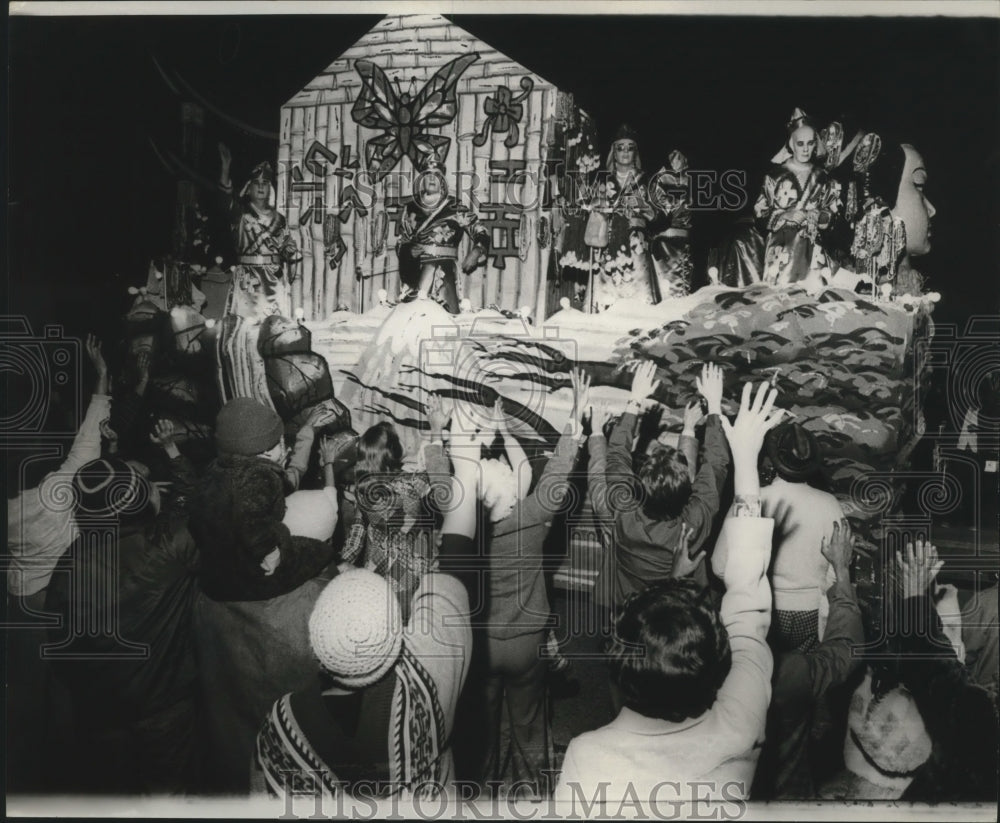 1977 Press Photo Expectant Parade-Goers Surround Hercules Parade Mardi Gras - Historic Images