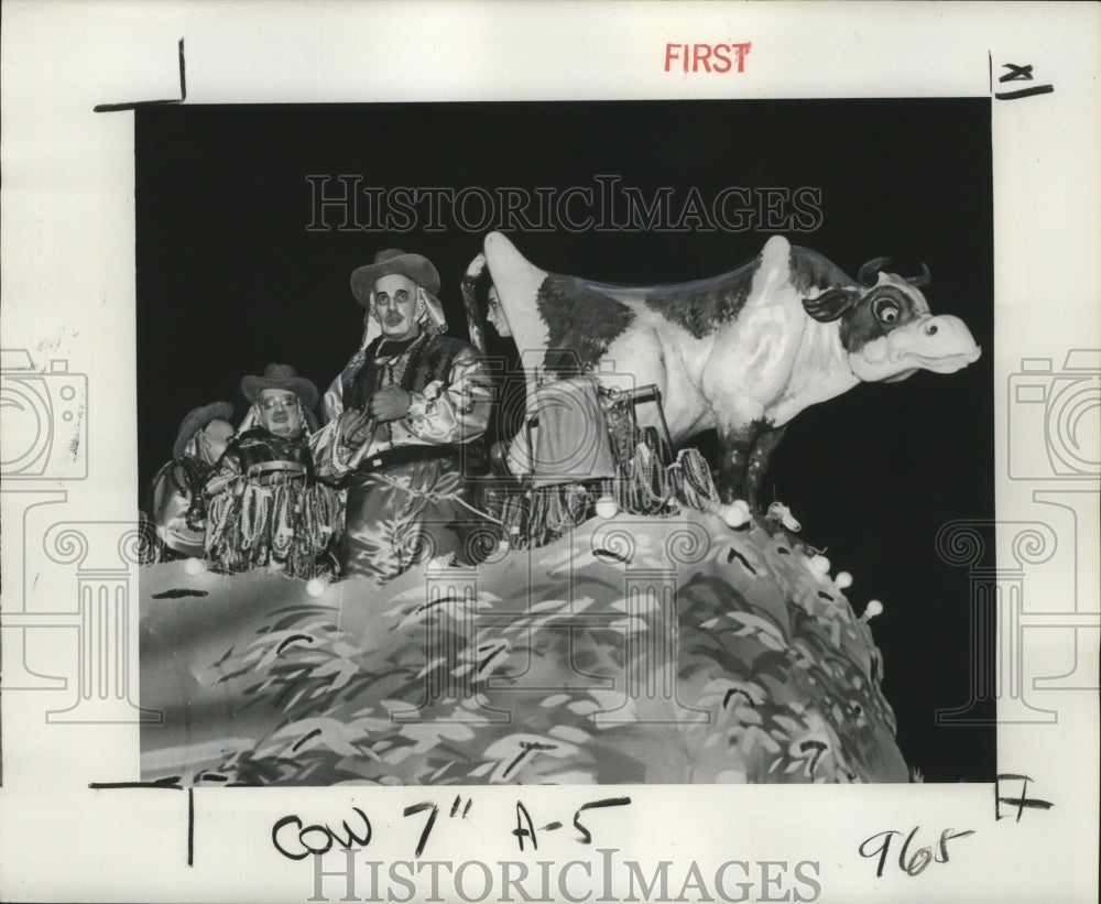 1976 Cow On Hercules Parade Float Mardi Grnew Orleans Carnival - Historic Images