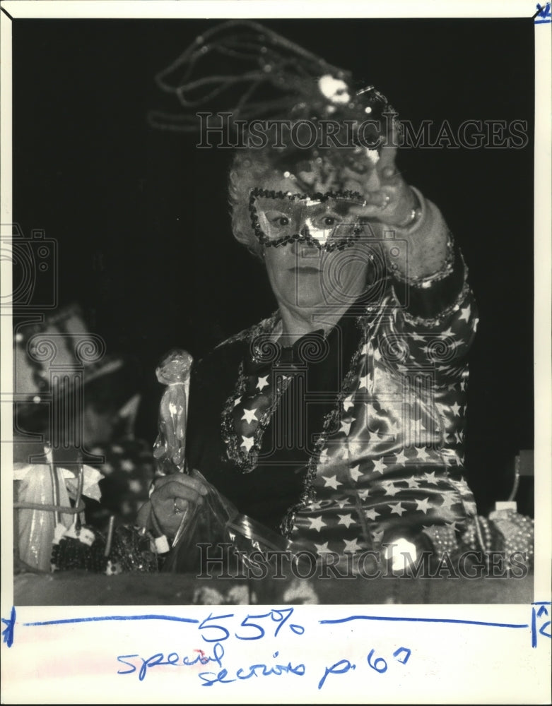 1988 Carnival Parade Woman rider in Krewe of Nefetari throws beads. - Historic Images