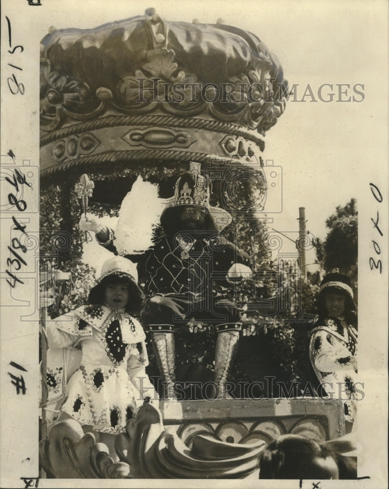 1978 Carnival Parade King Nomtoc IX greets his loyal subjects. - Historic Images