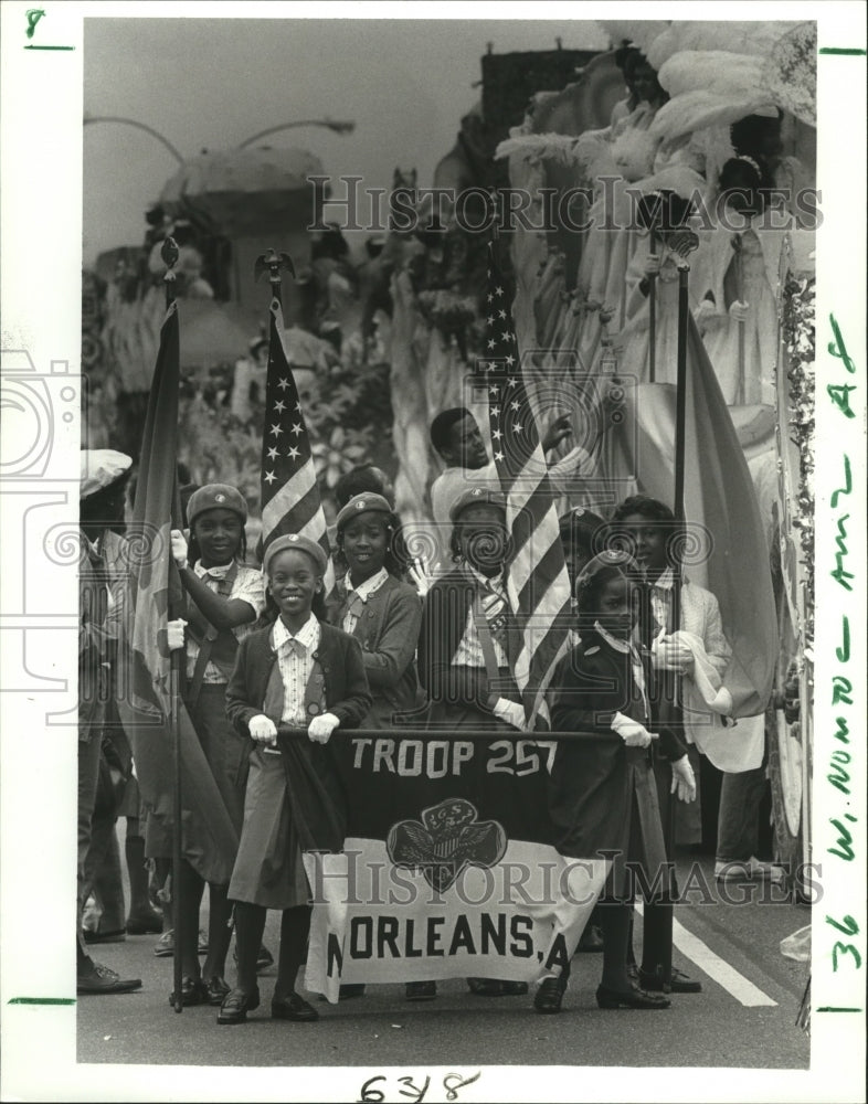 1986 Carnival Parade - Historic Images