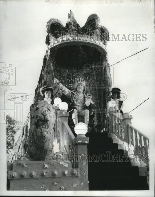1974 King Hermes Waves to Crowd in Krewe of Hermes Mardi Gras Parade - Historic Images