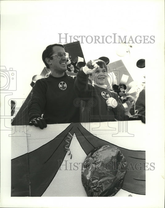 1989 Carnival, Krewe of Driftwood Parade - Historic Images