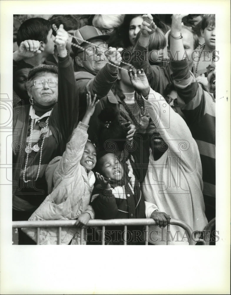 1995 Carnival Crowds - Historic Images