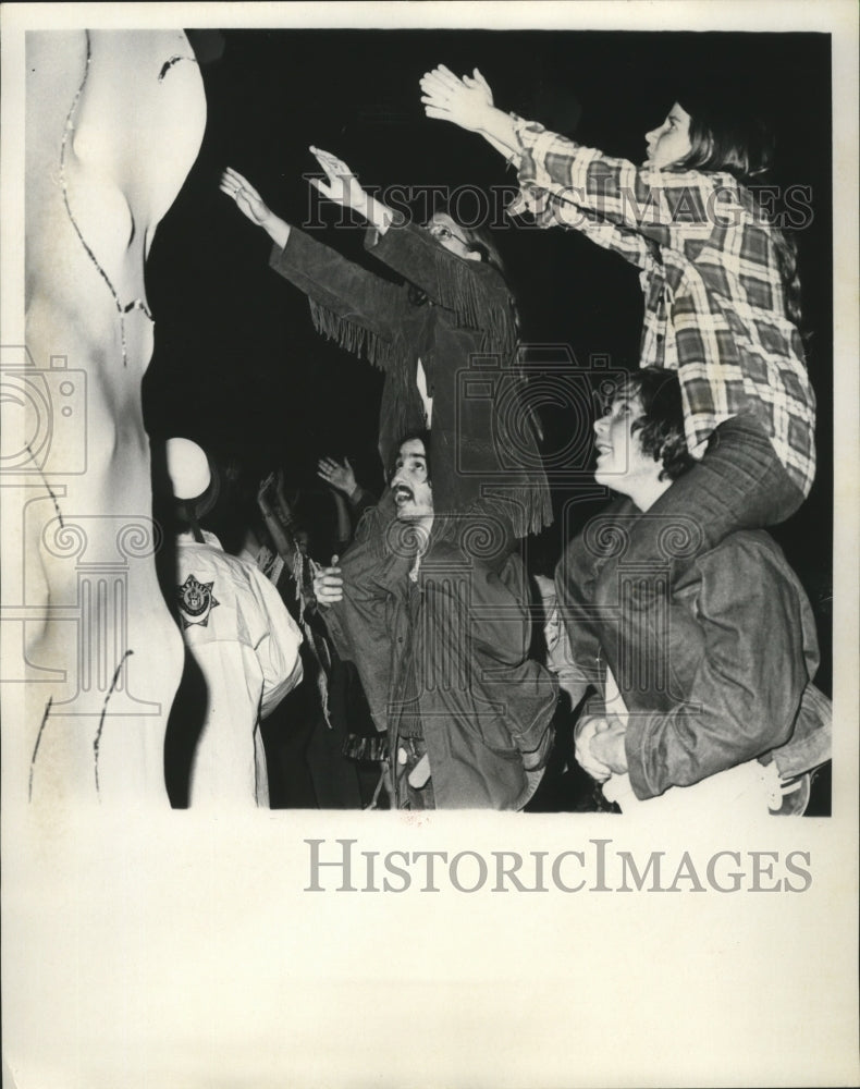 1974 Press Photo Carnival-Hercules Parade- Double decker fans reach for throws. - Historic Images