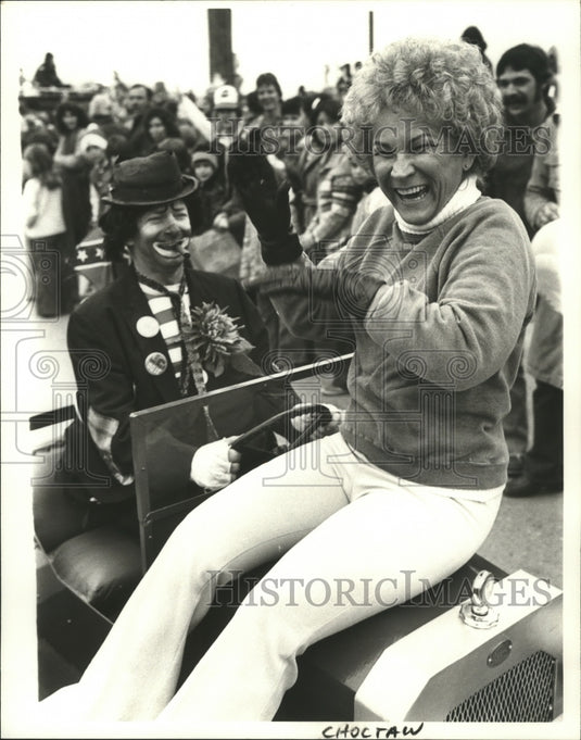 1979 Press Photo Carnival Parade- Parade goer catches a ride at Choctaw parade. - Historic Images