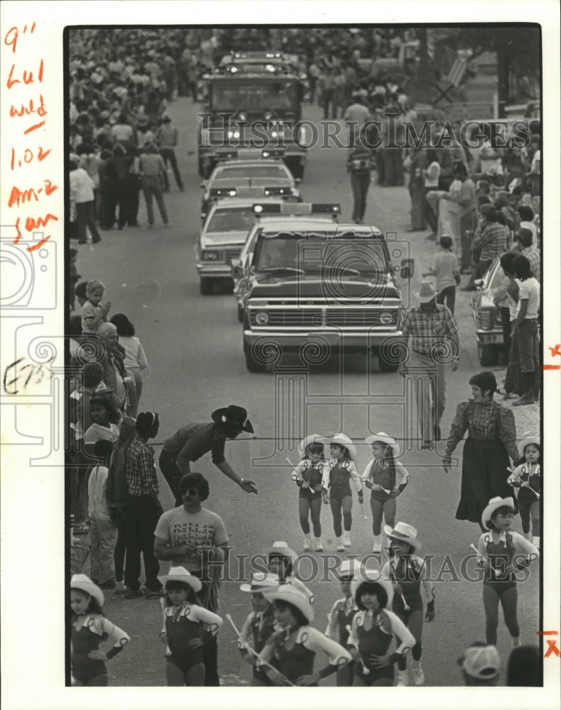 1982 Carnival, Lul Parade watcher tries to coax 3 little marchers. - Historic Images