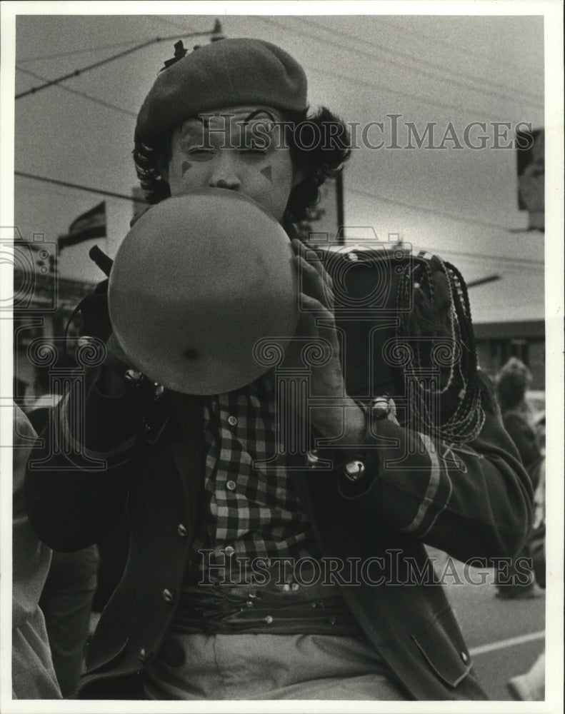 1984 Carnival Parade - Historic Images