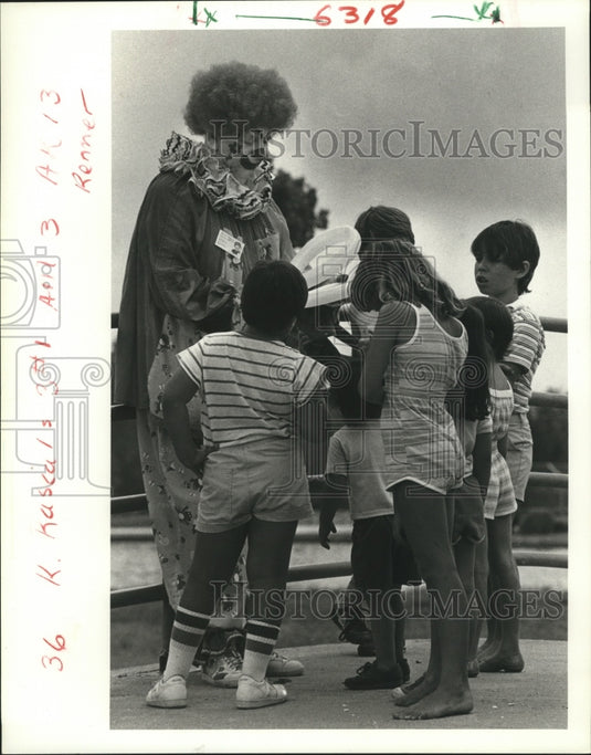 1985 Carnival Parade Clown for Krewe of Little Rascals with children - Historic Images