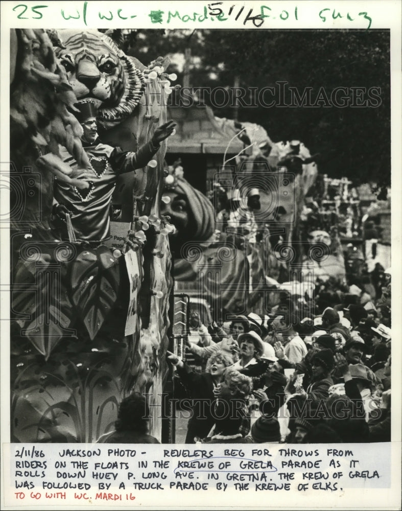 1986 Revelers Beg for Beads from Krewe of Grela Parade Float Riders - Historic Images