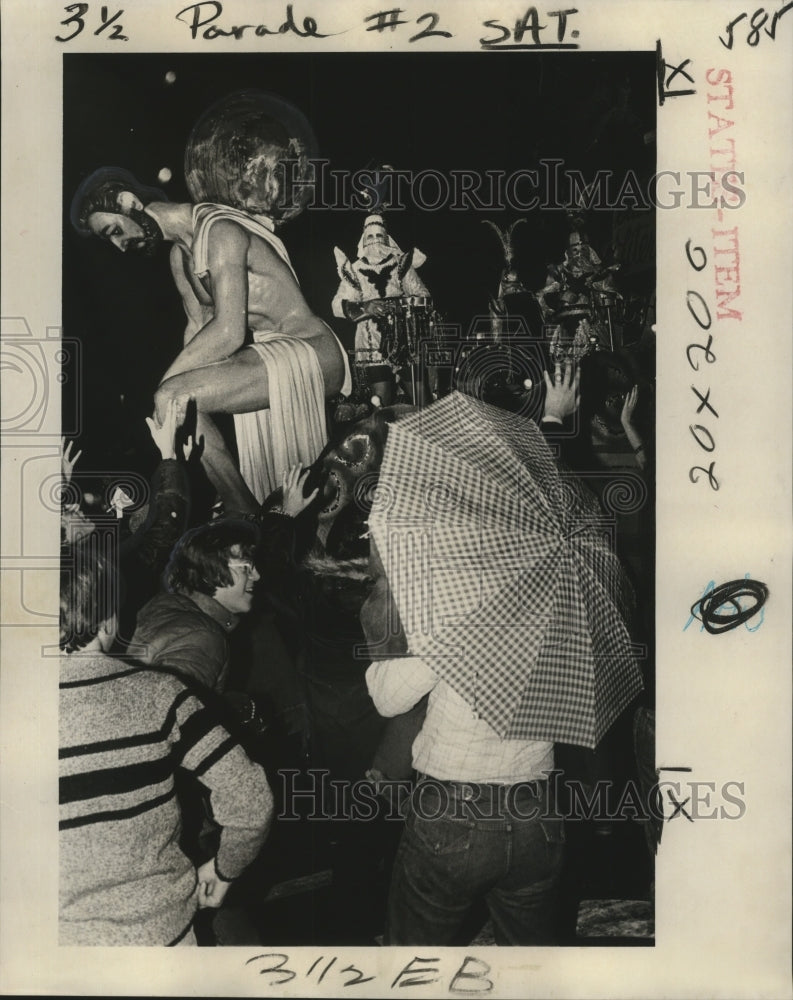 1978 Press Photo Krewe of Cleopatra Parade Watched by Spectators at Mardi Gras - Historic Images