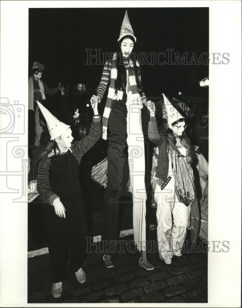 1981 Press Photo Masker on Stilts in Krewe of Clones Parade at Mardi Gras - Historic Images