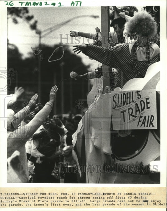 1988 Krewe of Flora Bead Throwers in Carnival Parade Mardi Gras - Historic Images