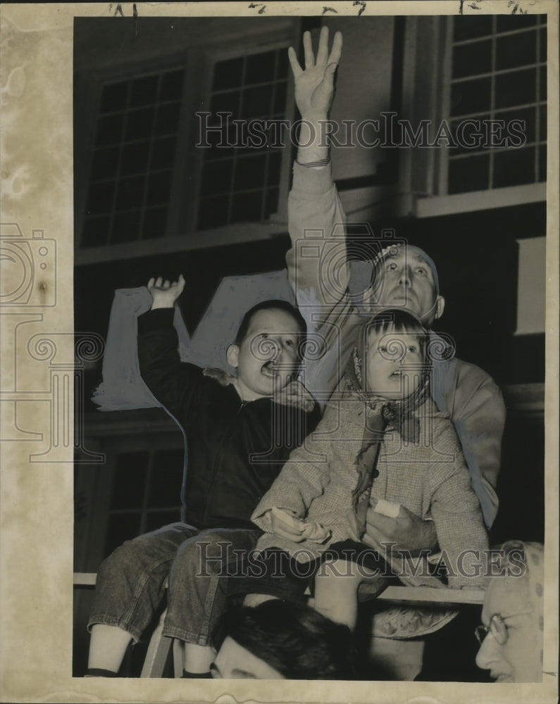 1959 Press Photo Man and Two Kids Reaching for Throws in Carnival Parade- Historic Images