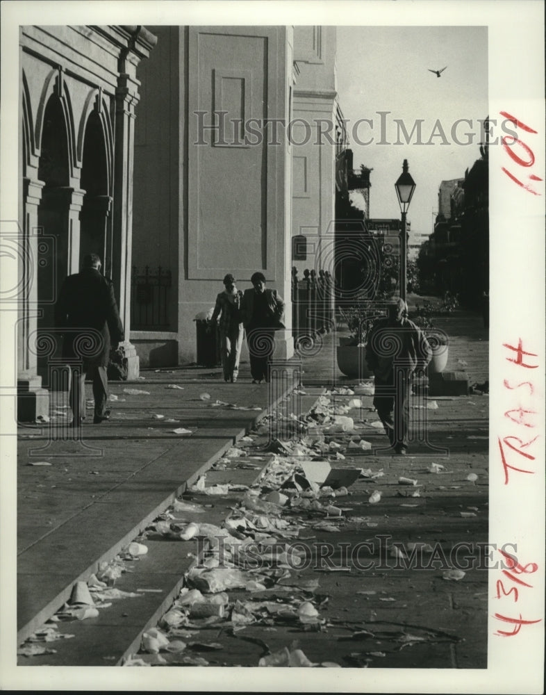 1984 Press Photo Mall at Saint Louis Cathedral Covered with Trash from Carnival - Historic Images