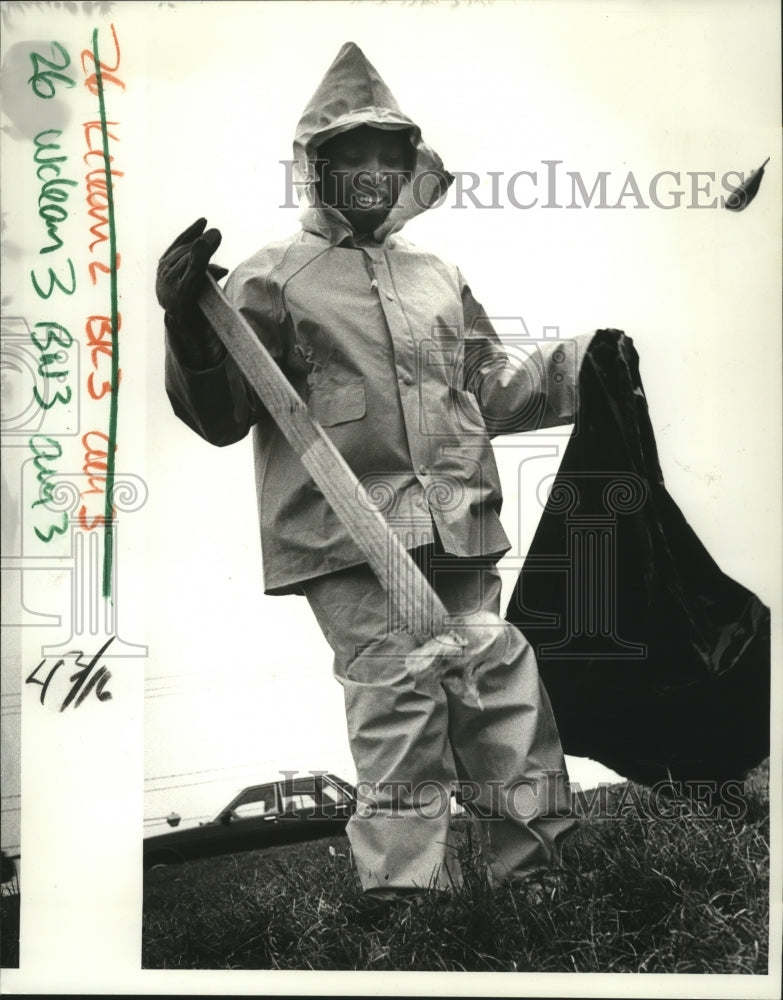 1987 Pauline Phoenix Picking Up Trash from Carnival Parade - Historic Images