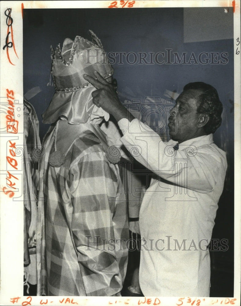 1983 Wilbert Alix Carnival Valet Adjusting Headpiece Mardi Gras - Historic Images