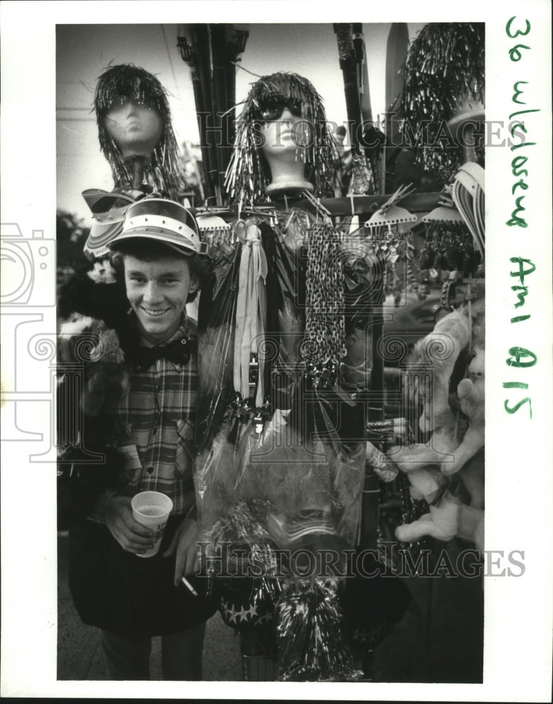 1986 Joey Broff Carnival Vendor with His Products Mardi Gras - Historic Images