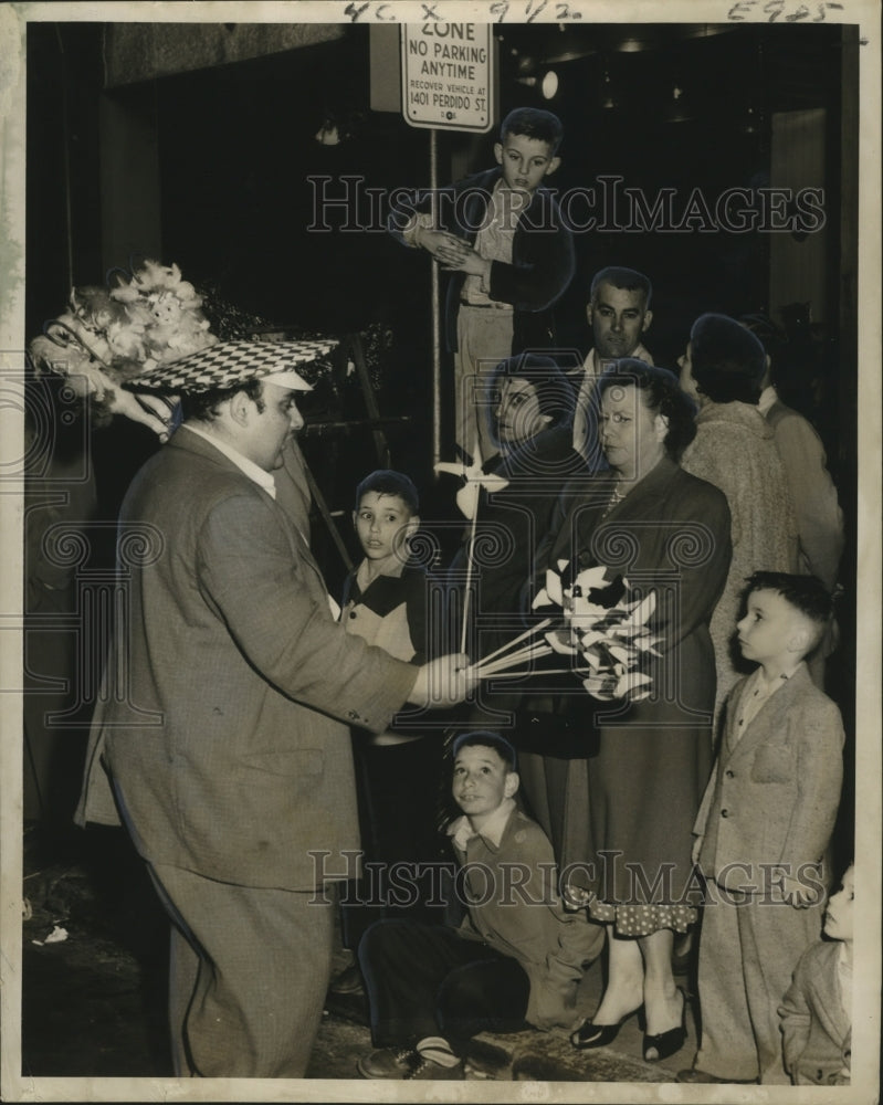 1955 Press Photo Carnival Vendor Selling His Wares During Orion Parade-Historic Images