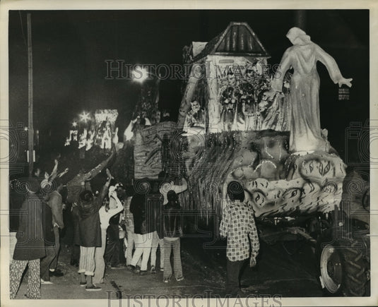 1975 Carnival Parade - Historic Images