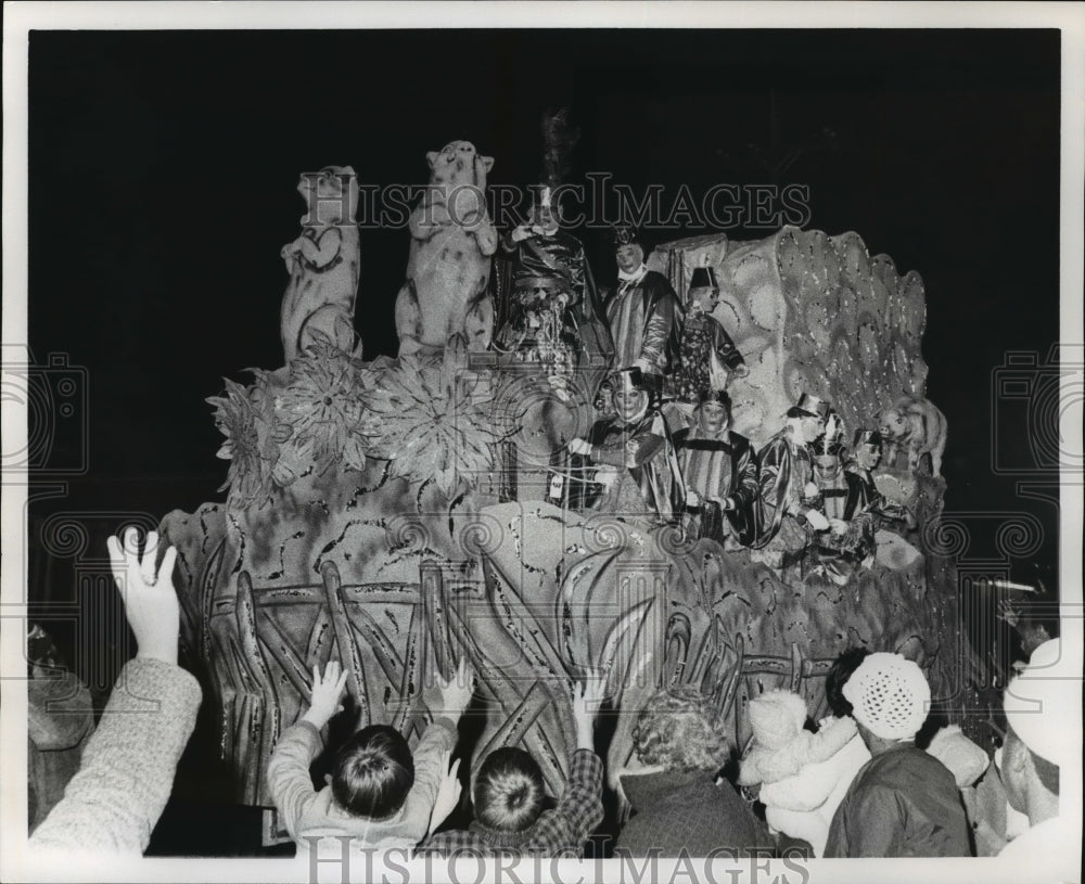 1975 Carnival Parade Maskers toss trinkets from Proteus float - Historic Images