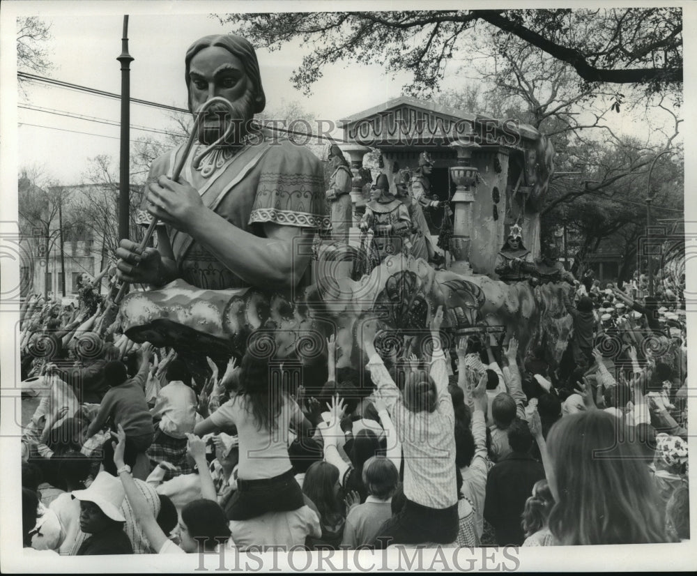 1973 Crowd Reaches for Rex Parade Float, Mardi Gras, New Orleans - Historic Images