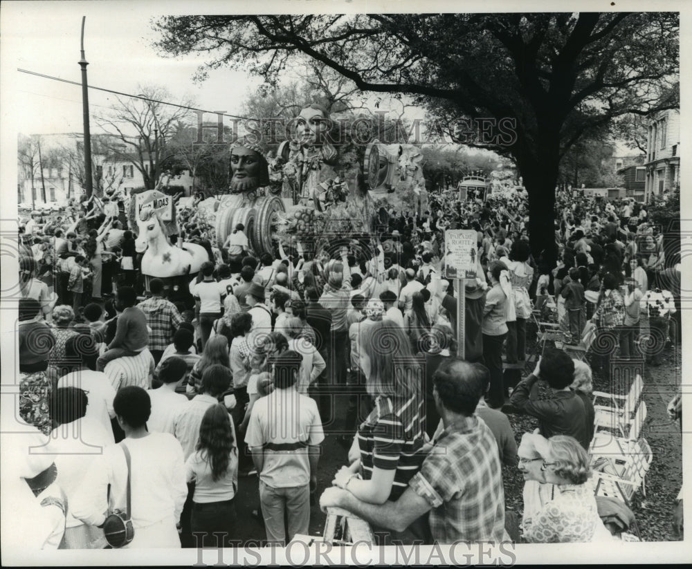 1973 Rex Parade Float Passes Through Crowd, Mardi Gras, New Orleans - Historic Images