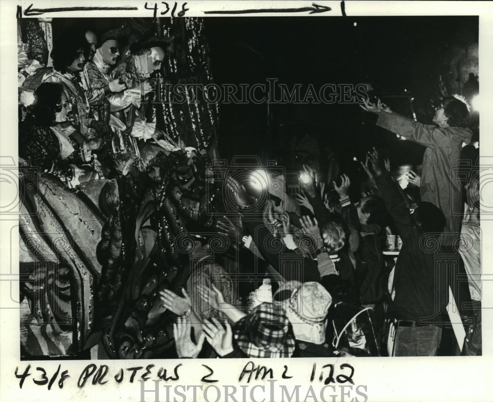 1984 Press Photo Proteus Carnival Float Throws Beads into Crowd, Mardi Gras, LA - Historic Images