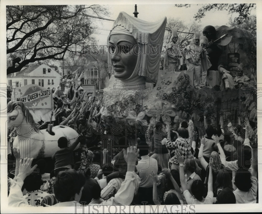 1973 Rex Parade Float Goes Through Crowd, Mardi Gras, New Orleans - Historic Images