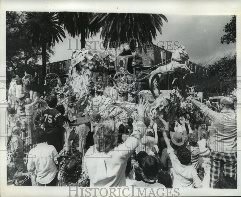 1976 Carnival Parade - Historic Images