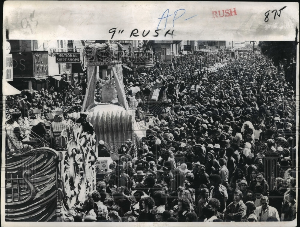 1974 His Majesty greets subjects on jam packed Canal Street. - Historic Images