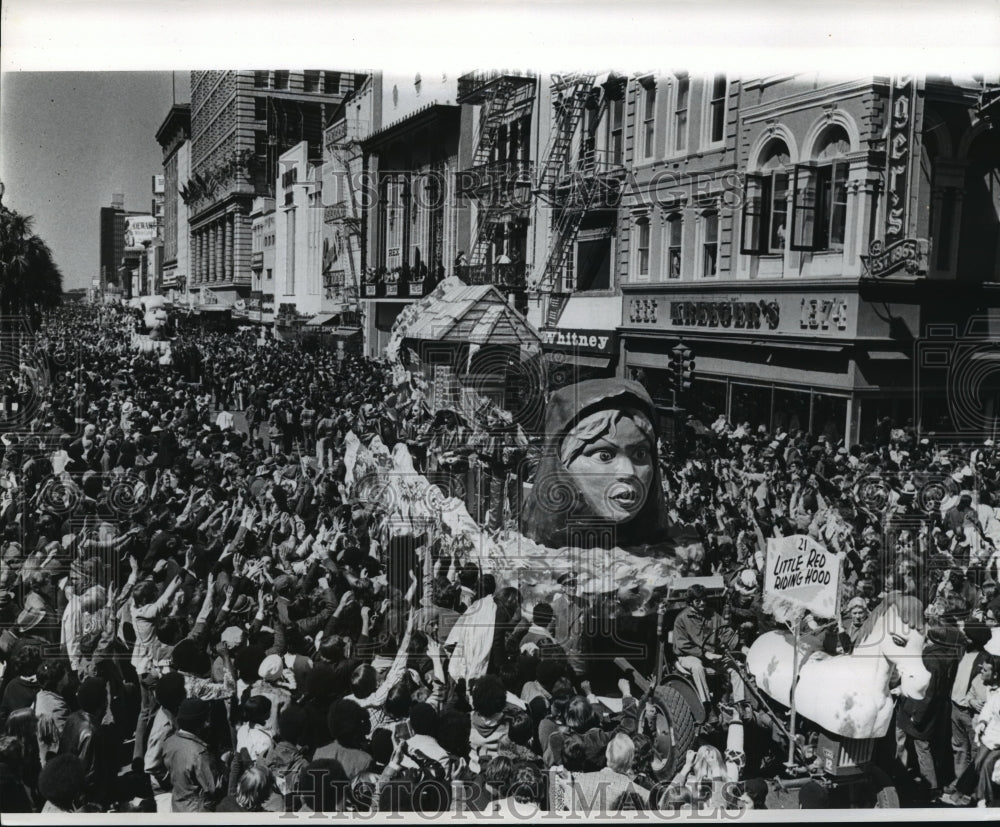 1975 Carnival Parade - Historic Images