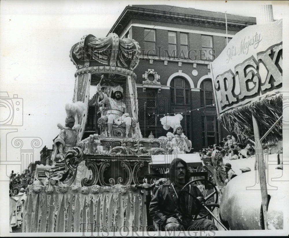 1976 Carnival Parade King of Rex parade on his throne.  - Historic Images