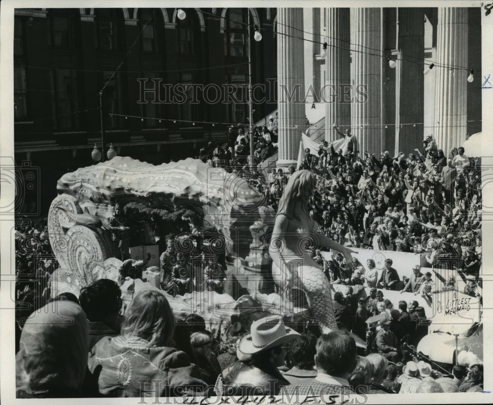 1974 Press Photo Carnival Parade- &quot;The Littlest Mermaid&quot; float in Rex Parade. - Historic Images