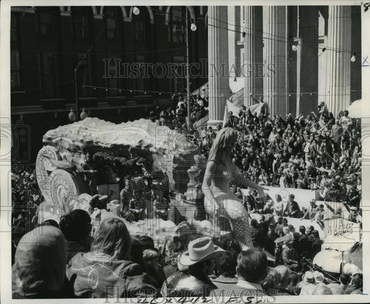 1974 Press Photo Carnival Parade- "The Littlest Mermaid" float in Rex Parade. - Historic Images