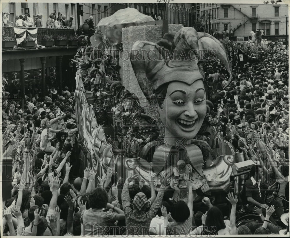 1976 Carnival Parade - Historic Images