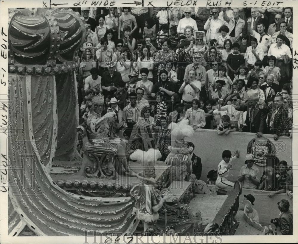 1975 Carnival Parade - Historic Images