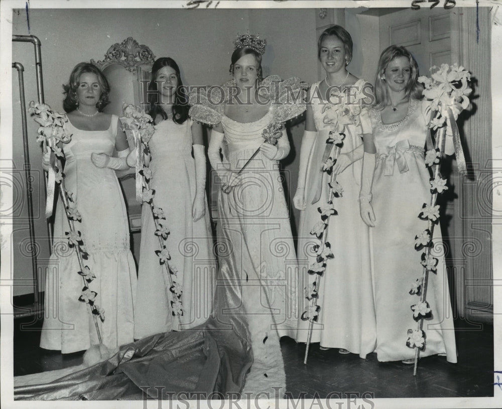 1974 Press Photo New Orleans-Maids in Atlanteans Carnival Ball on Mardi Gras - Historic Images