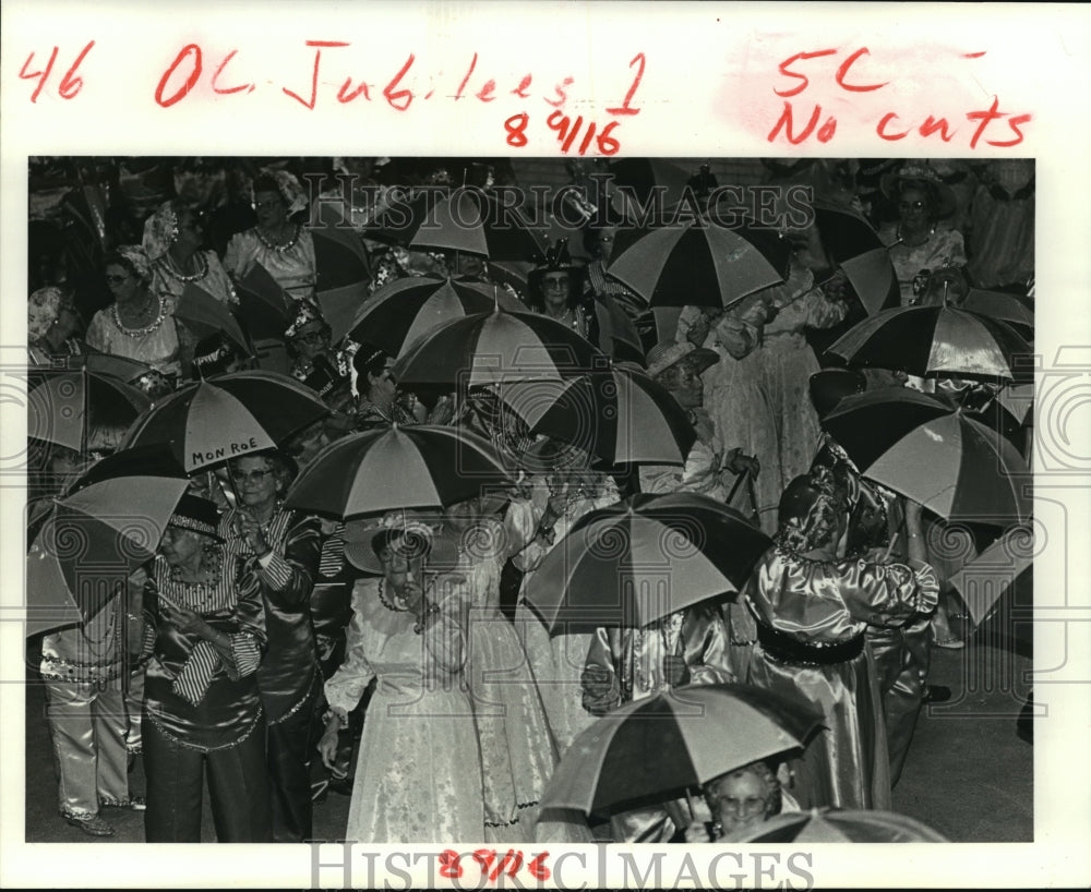 1985 Members of the Krewe of Jubilees at their Mardi Gras ball - Historic Images