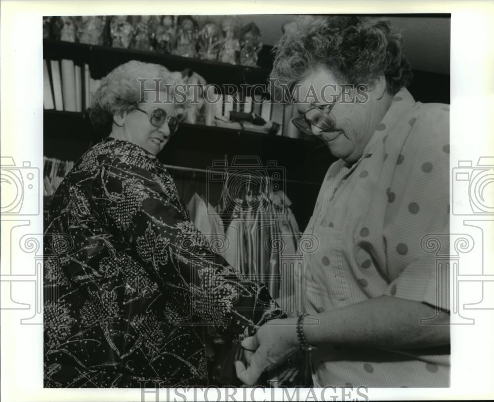 1995 Alterations are made for the Juno Mardi Gras parade costumes - Historic Images