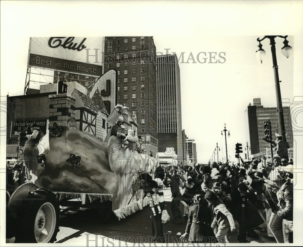 1980 Crowds line the streets to watch the Okeanos Mardi Gras parade - Historic Images