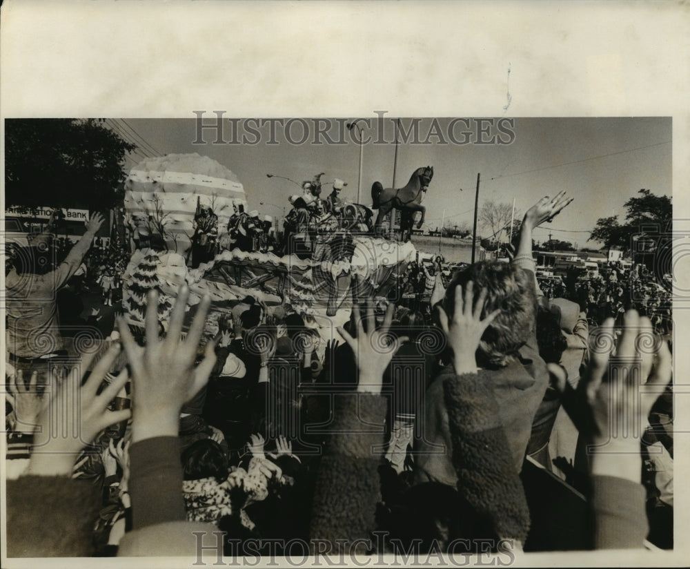 1978 Spectators Grab for Throws from Krewe of Okeanos Parade - Historic Images